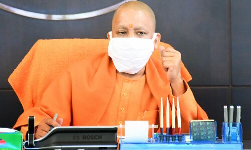 कोरोना संक्रमित होने के बावजूद मुख्यमंत्री योगी ने की समीक्षा बैठक