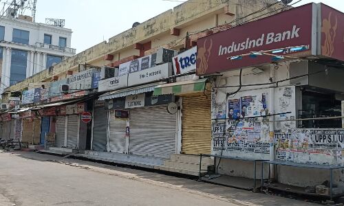 कोरोना चेन तोड़ने को लखनऊ के व्यापारियों ने खुद गिराए दुकानों का शटर