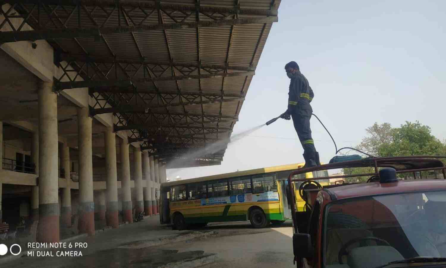 यूपी में फायर ब्रिगेड की गाड़ियों से हो रहा सेनिटाइजेशन