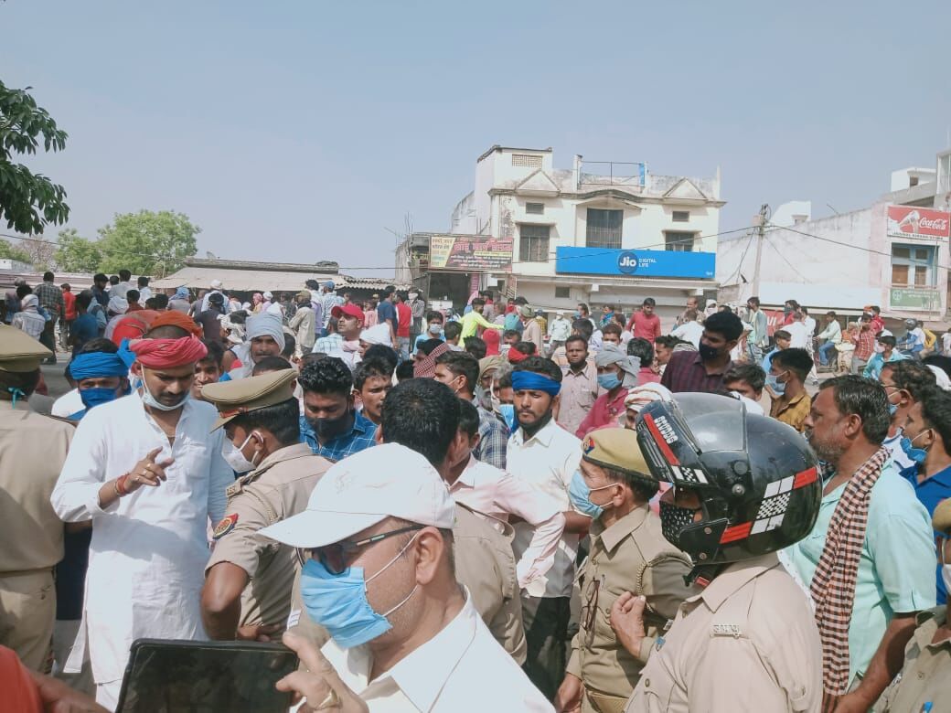 बहराइच: प्रधान प्रत्याशी पति की गला दबाकर हत्या, गुस्साए लोगों ने गोण्डा-बहराइच मार्ग किया जाम बहराइच: प्रधान प्रत्याशी पति की गला दबाकर हत्या, गुस्साए लोगों ने गोण्डा-बहराइच मार्ग किया जाम