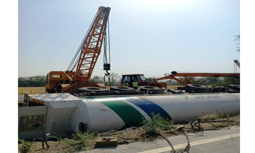 दिल्ली से 40 टन ऑक्सीजन लेकर आ रहा ट्रक भोपाल के पास पलटा