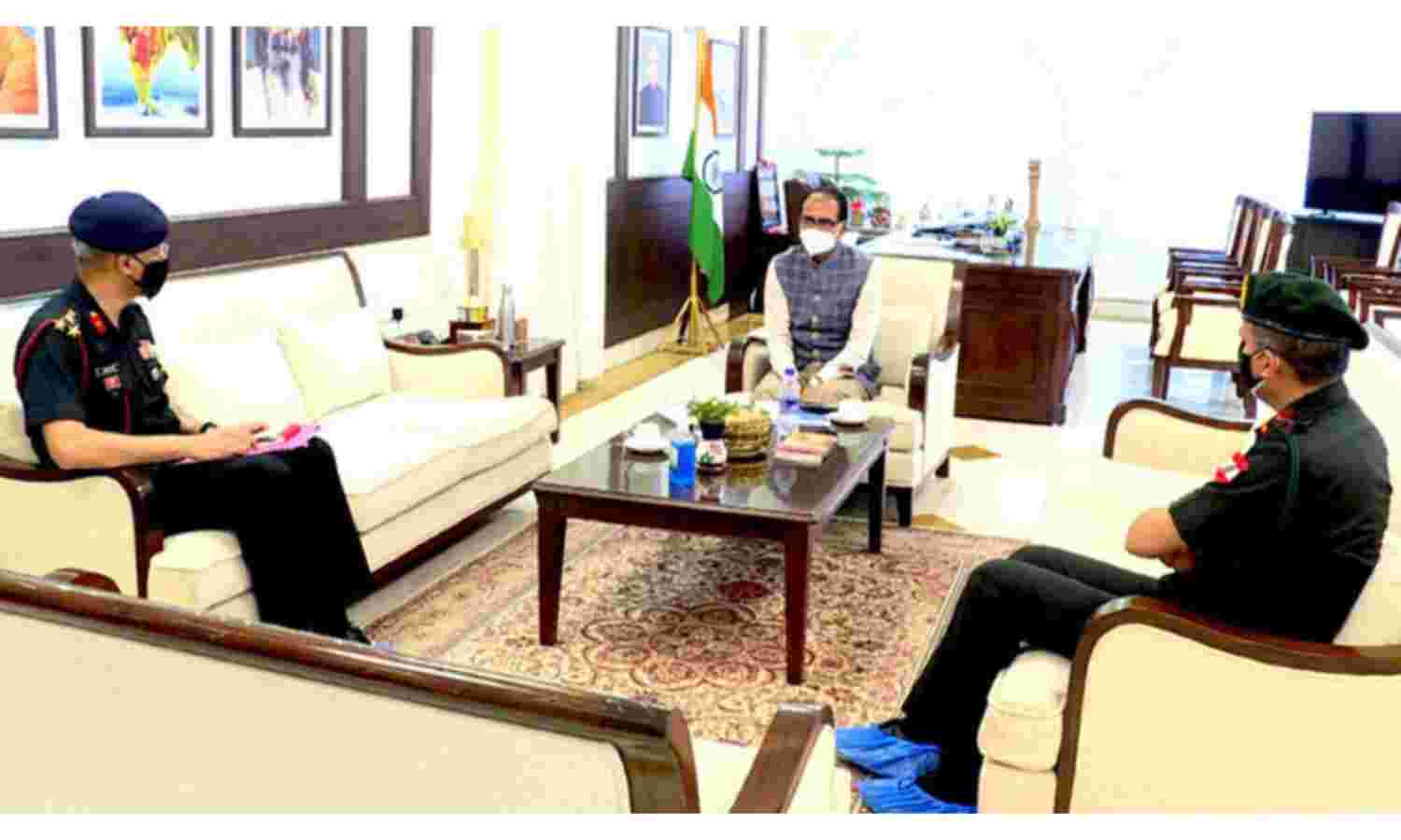 मुख्यमंत्री शिवराज ने सैन्य अधिकारीयों से की मुलाकात, कोरोना नियंत्रण में सेना देगी सहयोग मुख्यमंत्री शिवराज ने सैन्य अधिकारीयों से की मुलाकात, कोरोना नियंत्रण में सेना देगी सहयोग