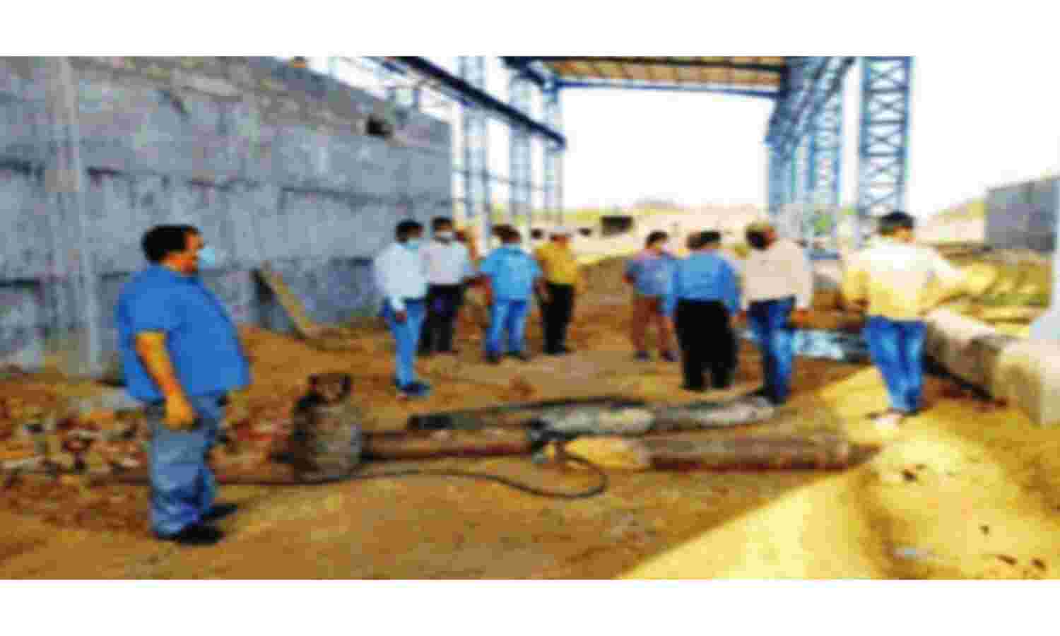 निकृष्टता की हद : बामौर में ऑक्सीजन टैंकर को रोककर भरे जा रहे थे सिलेंडर, पुलिस ने पकड़ा