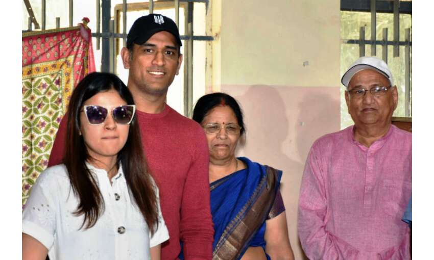 पूर्व कप्तान महेंद्र सिंह धोनी के माता-पिता कोरोना संक्रमित, अस्पताल में भर्ती