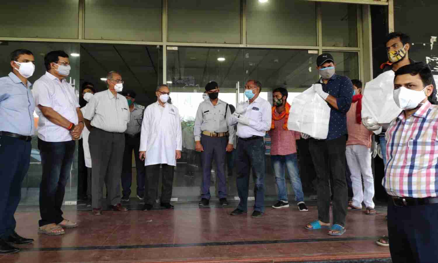 वाराणसी: ट्रामा सेंटर में 40 बेड बढ़ाने के साथ दिए गए 15 वेंटिलेटर