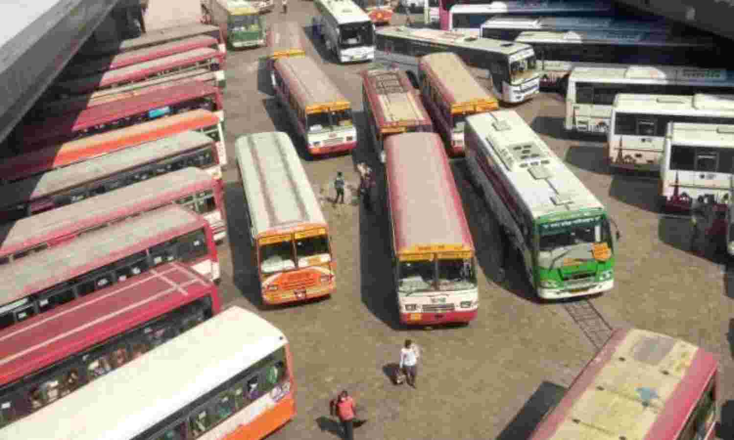 लखनऊ: रोडवेज कर्मियों ने किया चक्का जाम