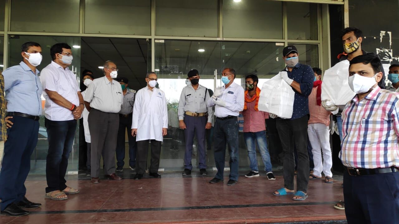 वाराणसी: ट्रामा सेंटर में 40 बेड बढ़ाने के साथ दिए गए 15 वेंटिलेटर