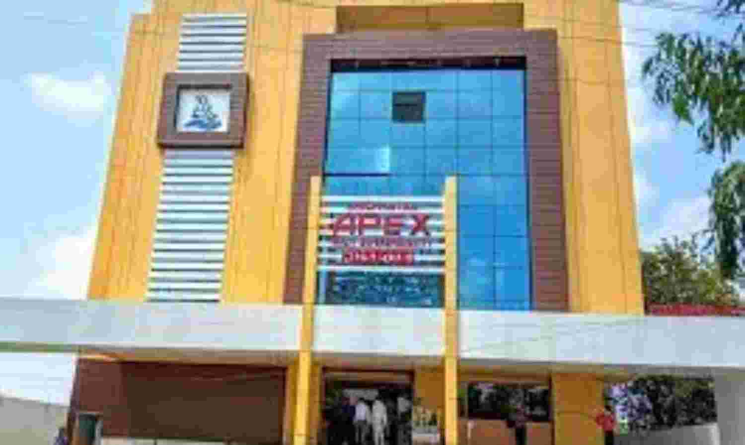 बरेली: एपेक्स हॉस्पिटल का कारनामा, मौत हुई युवक की और परिजनों को दिया वृद्ध का शव