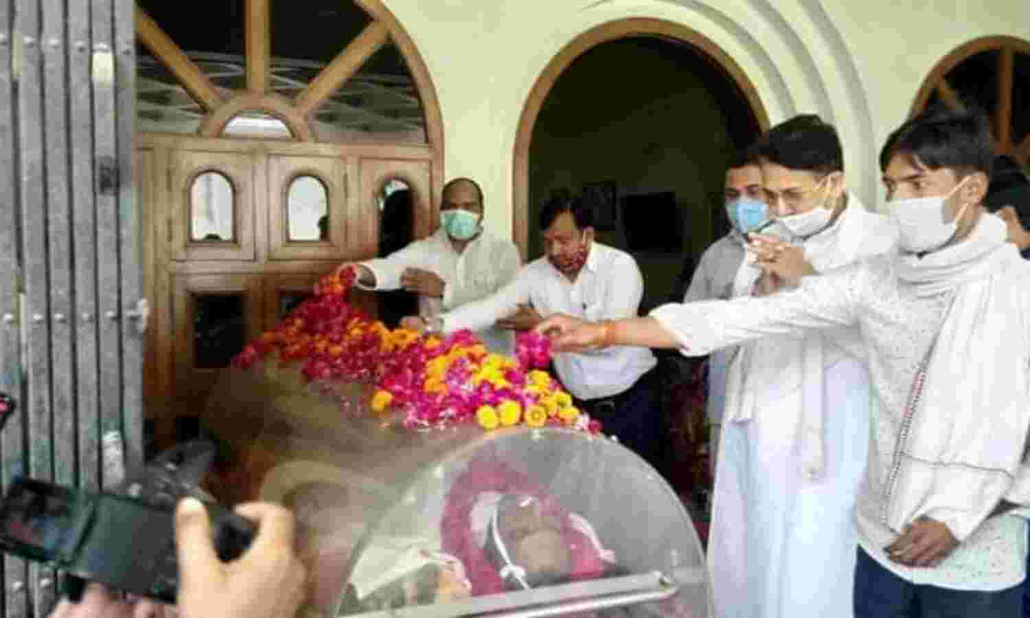 शाहजहांपुर: पूर्व सांसद राममूर्ति सिंह वर्मा के अंतिम दर्शन को उमड़े राजनीतिक लोग