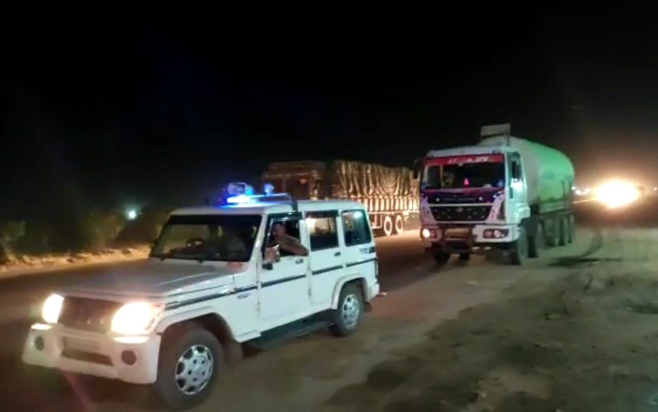 वाराणसी: ग्रीन कोरिडोर बनाकर बोकारो से बनारस पहुंचा ऑक्सीजन टैंकर