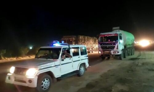 वाराणसी: ग्रीन कोरिडोर बनाकर बोकारो से बनारस पहुंचा ऑक्सीजन टैंकर