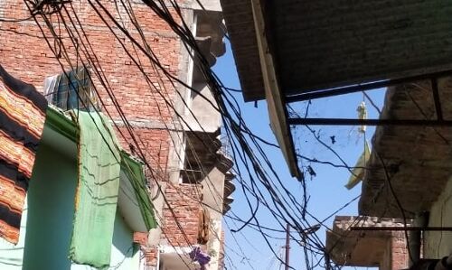 बहराइच: बिजली के झूलते तार कभी भी घटना को दे सकते हैं दावत
