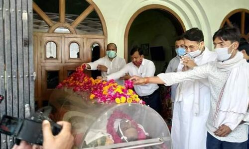 शाहजहांपुर: पूर्व सांसद राममूर्ति सिंह वर्मा के अंतिम दर्शन को उमड़े राजनीतिक लोग