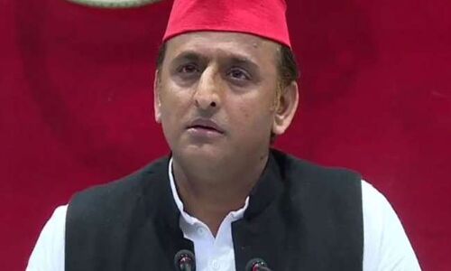 उत्तर प्रदेश में तड़पकर मर रहे हैं लोग, फोन नहीं उठाते अफसर: अखिलेश यादव