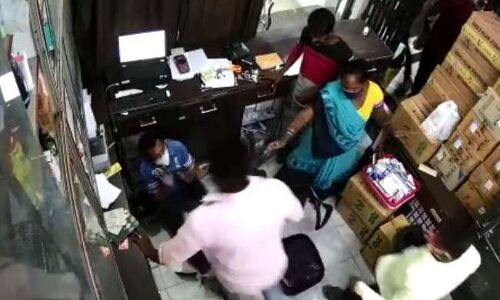 लखनऊ में मरीजों की मौत पर भड़के तीमारदार, अस्पताल में की तोड़-फोड़