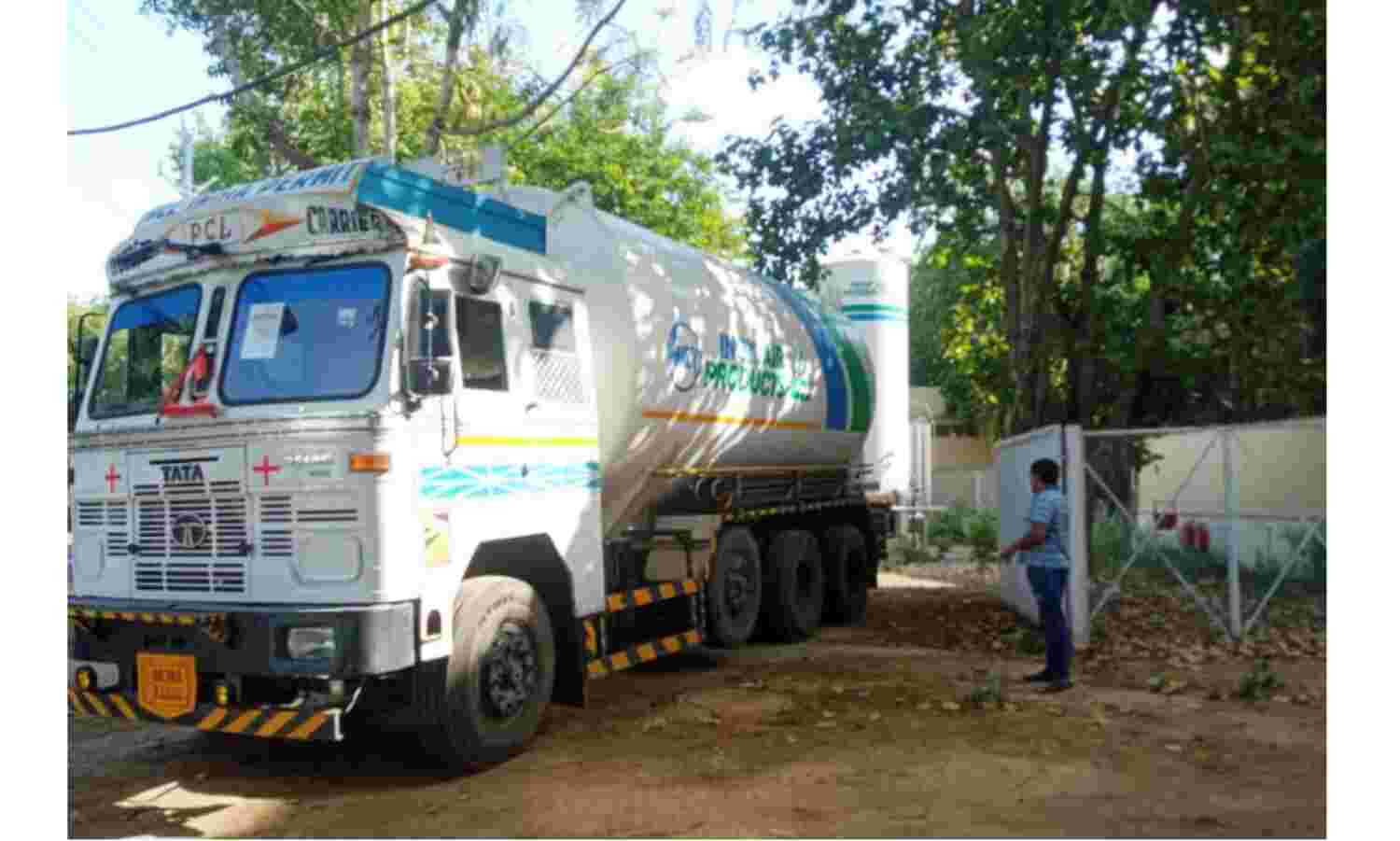 राहत भरी खबर : ऑक्सीजन टैंकर पहुंचा ग्वालियर , 3 और बड़े टैंकर आएंगे राहत भरी खबर : ऑक्सीजन टैंकर पहुंचा ग्वालियर , 3 और बड़े टैंकर आएंगे