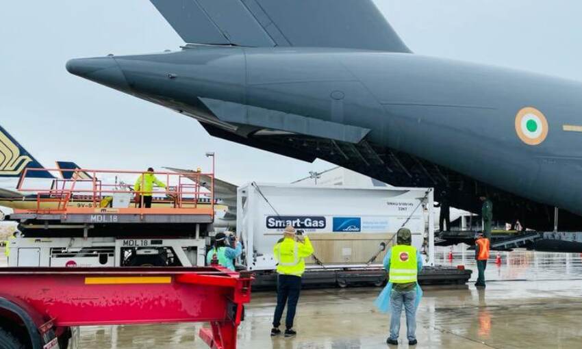 वायुसेना ने संभाली कमान : क्रायोजेनिक ऑक्सीजन टैंकर्स को सिंगापुर से लाया C-17 विमान