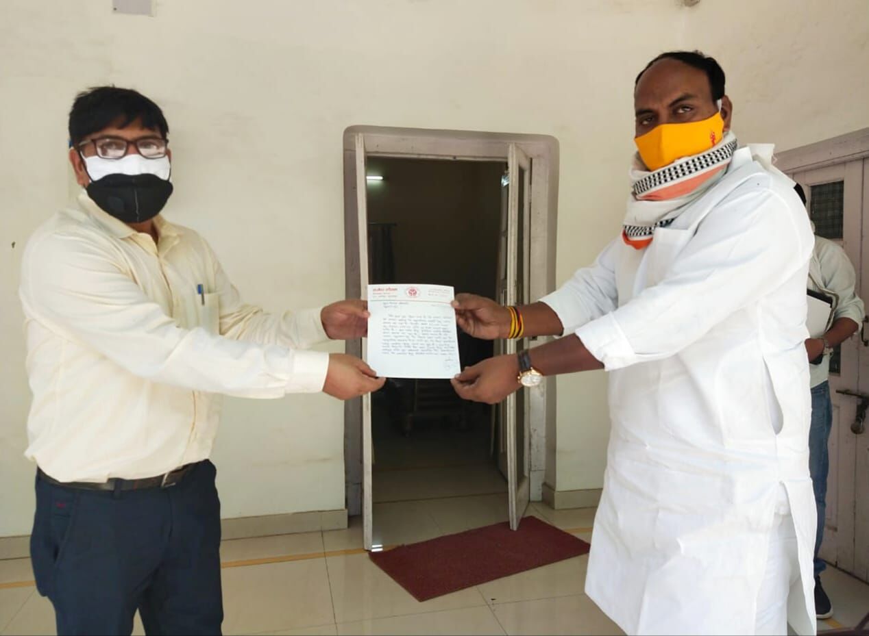 सुलतानपुर: ऑक्सीजन प्लांट लगाने के लिए कादीपुर के विधायक राजेश गौतम ने दिए 25 लाख