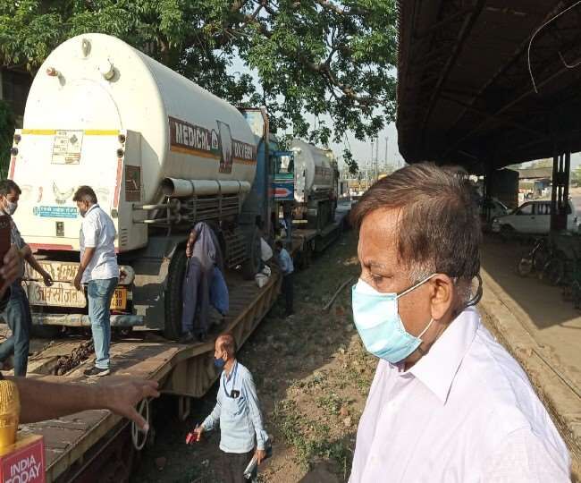 अस्पताल में भर्ती कोरोना मरीजों को मिलेंगी सांसें, ऑक्सीजन एक्सप्रेस पहुंची लखनऊ