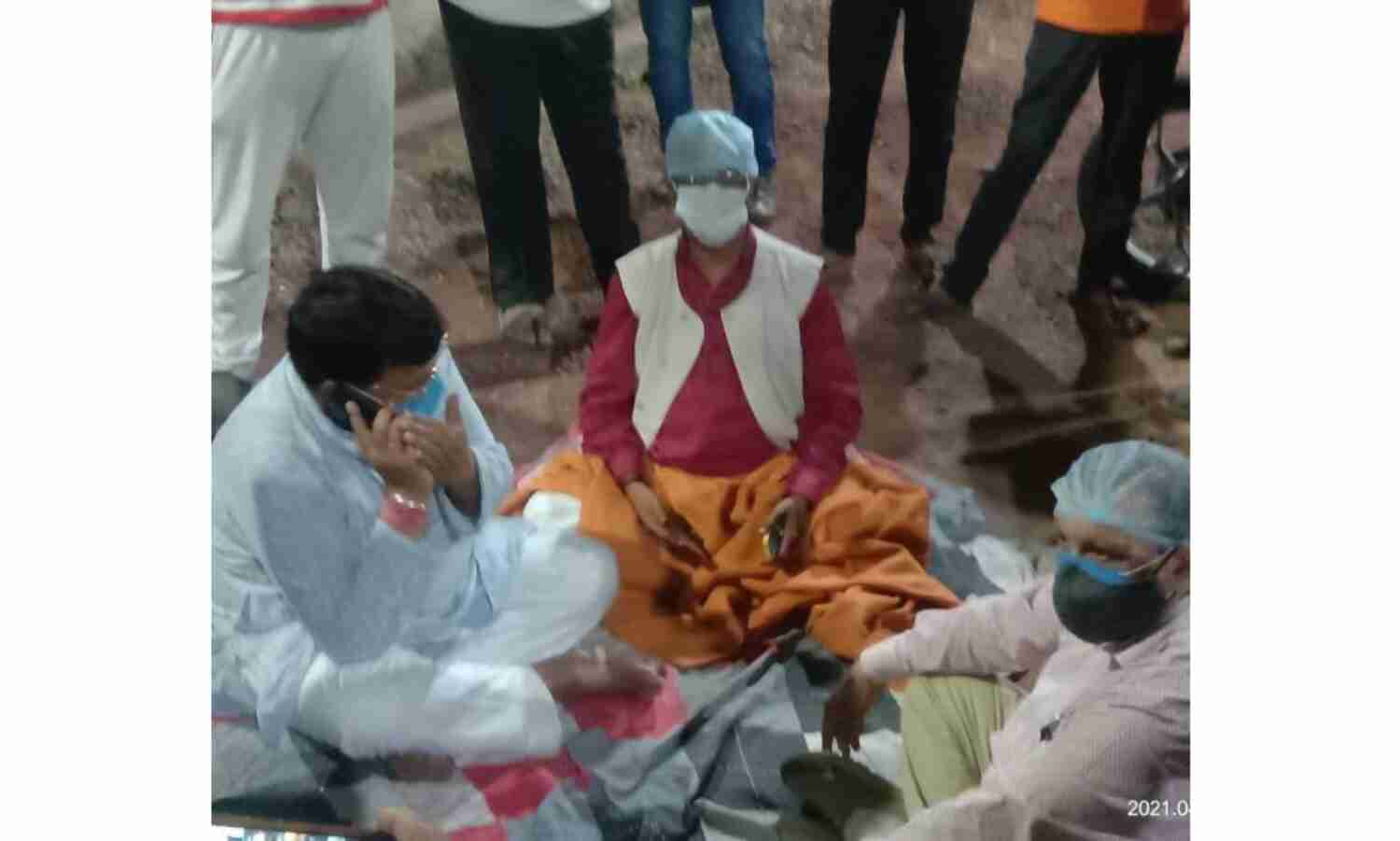 भाजपा नेता ने ऊर्जामंत्री के घर के बाहर बिछाया बिस्तर, रेमेडेसिविर के लिए दिया धरना भाजपा नेता ने ऊर्जामंत्री के घर के बाहर बिछाया बिस्तर, रेमेडेसिविर के लिए दिया धरना