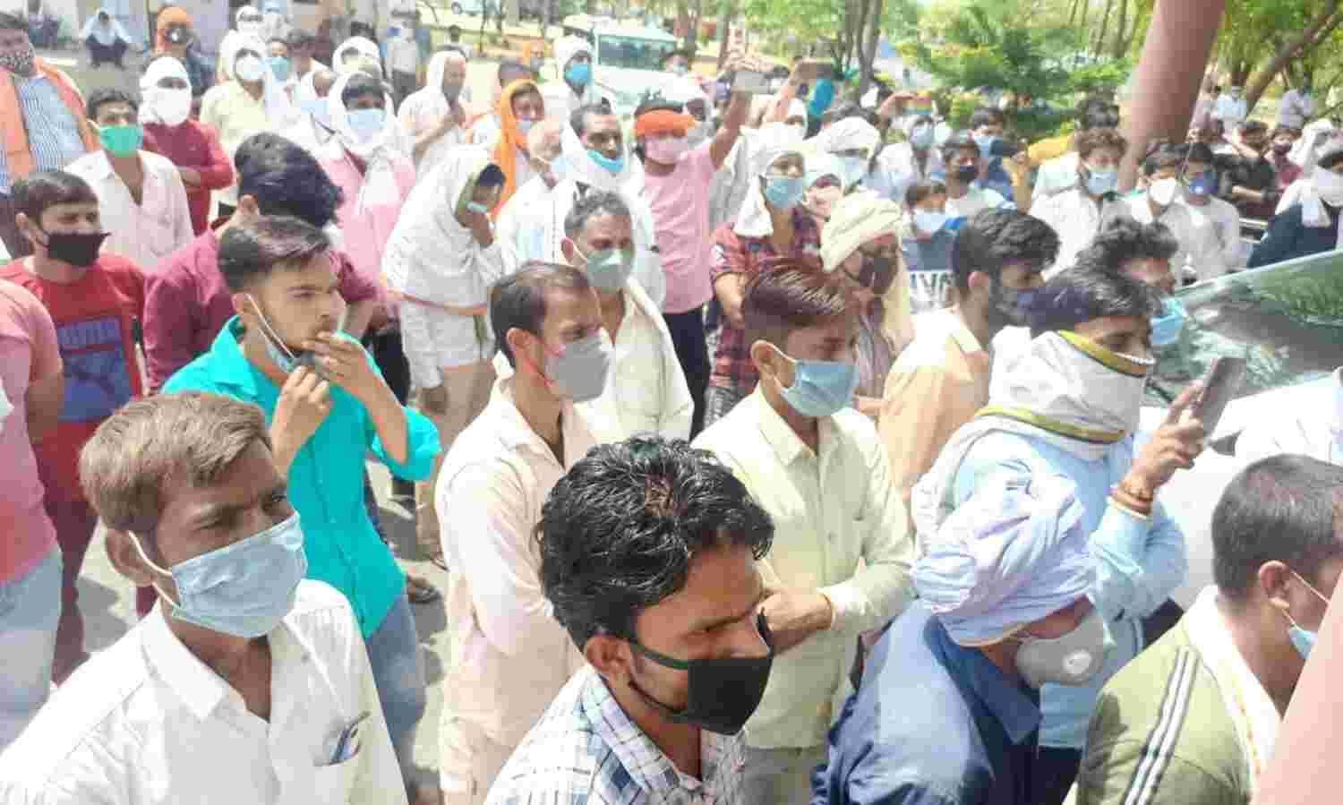 कानपुर देहात: सैकड़ों ग्रामीण डीएम-एसपी से मिले, मुंगीसापुर में पुनः मतदान की मांग की