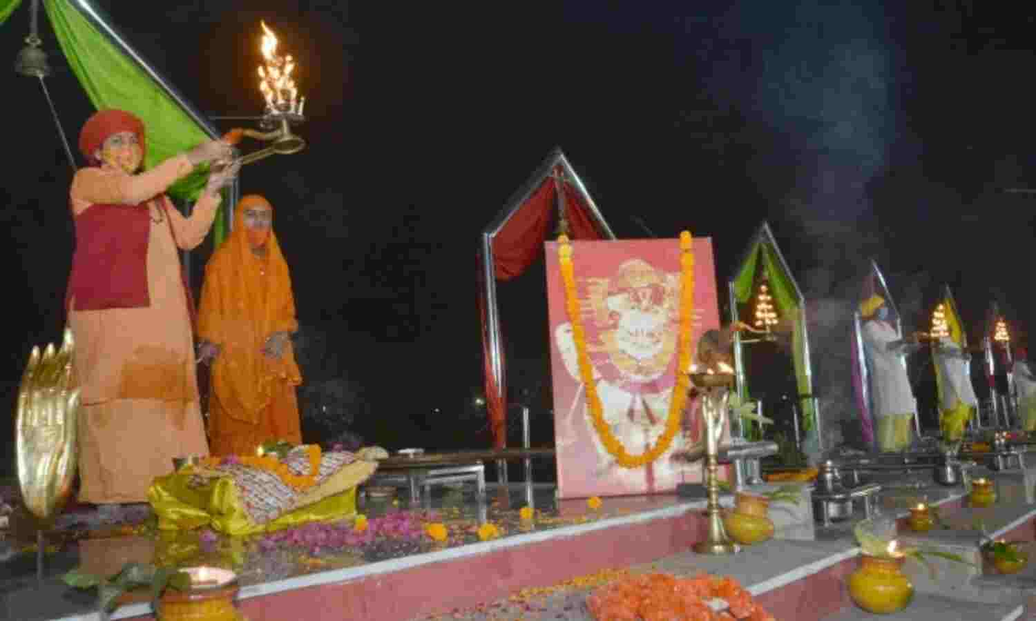 मनकामेश्वर मंदिर में महिलाओं ने किया 51 बार हनुमान चालीसा का पाठ
