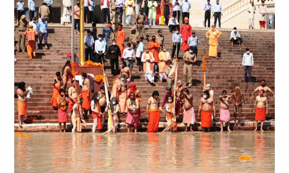 महाकुंभ का अंतिम शाही स्नान आज, संतों ने प्रतीकात्मक लगाईं डुबकी