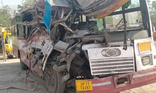 बहराइच: रोडवेज और डबल डेकर बसों की जोरदार भिड़ंत, तीन की मौत छह घायल