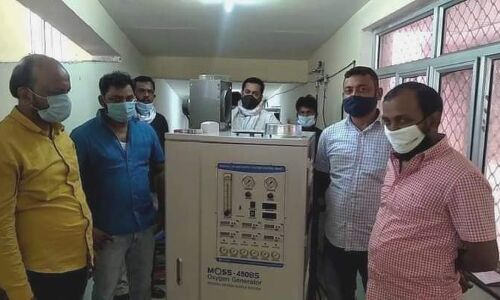 बहराइच: 8 दोस्तों ने प्रशासन और जनप्रतिनिधियों को दिखाया व्यवस्था का आईना, चंदा जोड़कर मंगाई ऑक्सीजन मशीन