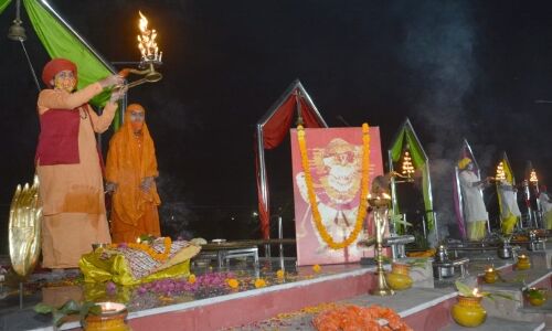 मनकामेश्वर मंदिर में महिलाओं ने किया 51 बार हनुमान चालीसा का पाठ