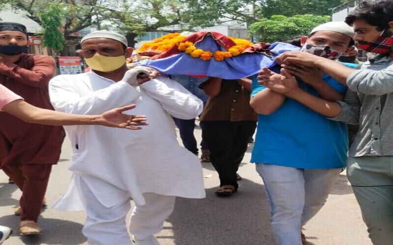 मेरठ: मुस्लिमों ने रोजा होते हुए हिन्दू महिला का शव श्मशान पहुंचाकर निभाया इंसानियत का फर्ज