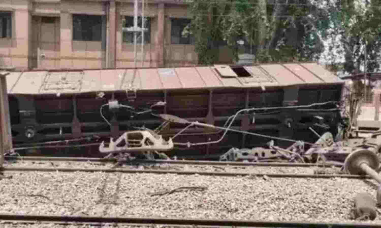 कन्नौज: बिल्हौर में मालगाड़ी के दो डिब्बे पलटे, कानपुर-फर्रुखाबाद रेल रूट बंद