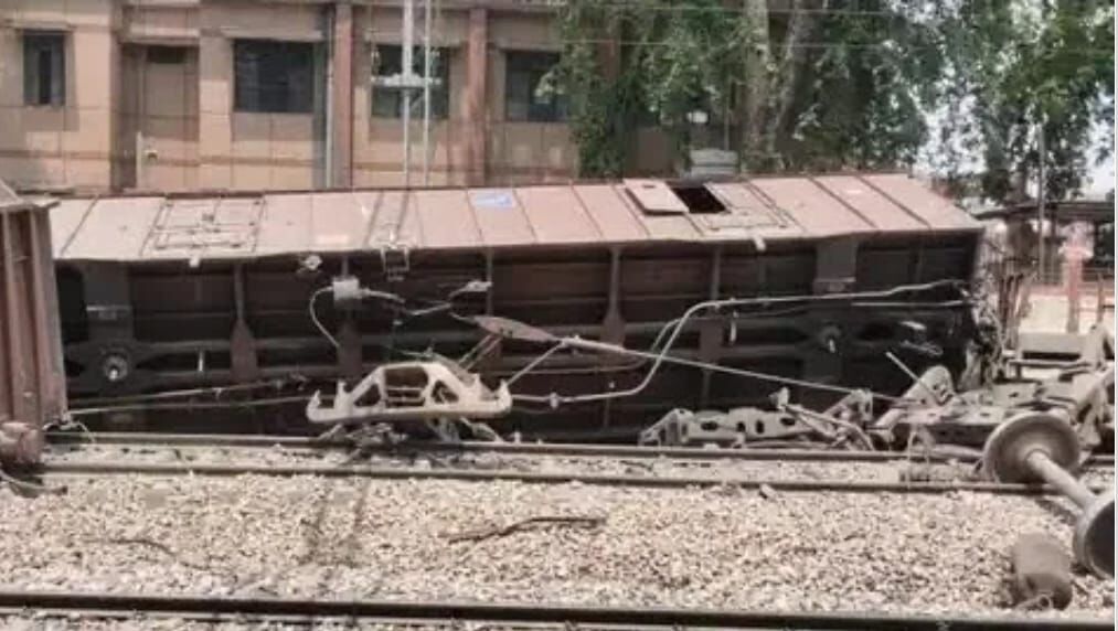 कन्नौज: बिल्हौर में मालगाड़ी के दो डिब्बे पलटे, कानपुर-फर्रुखाबाद रेल रूट बंद