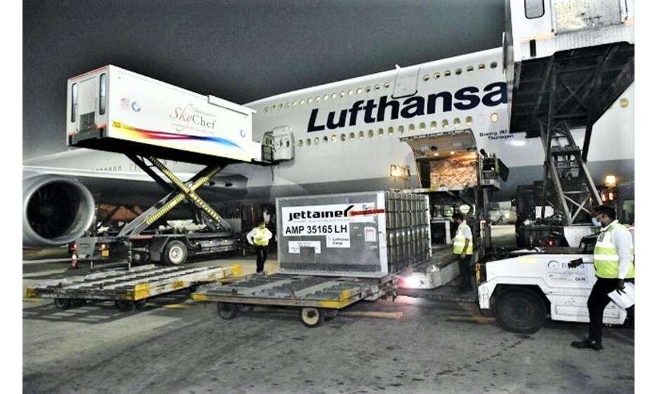 अमरीका समेत कई देशों से भारत पहुंची दवा और ऑक्सीजन कॉन्संट्रेटर