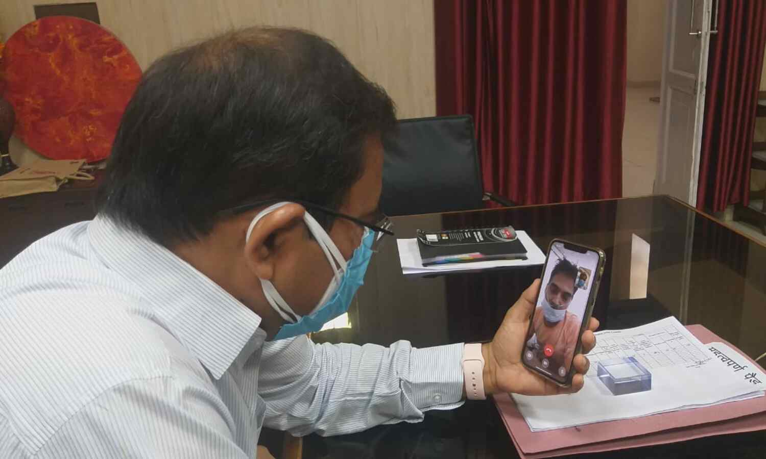 गोण्डा: वीडियो कॉल पर कोरोना मरीजों से सीधे बात कर रहे डीएम