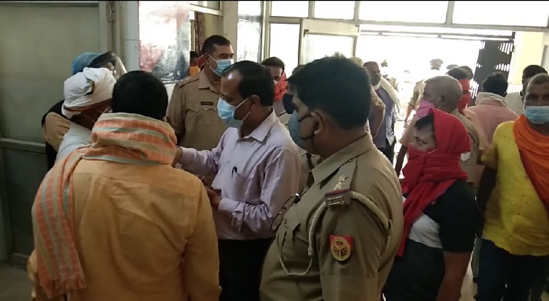 बलिया: आक्सीजन के लिए जिला अस्पताल में तोड़फोड़, FIR दर्ज