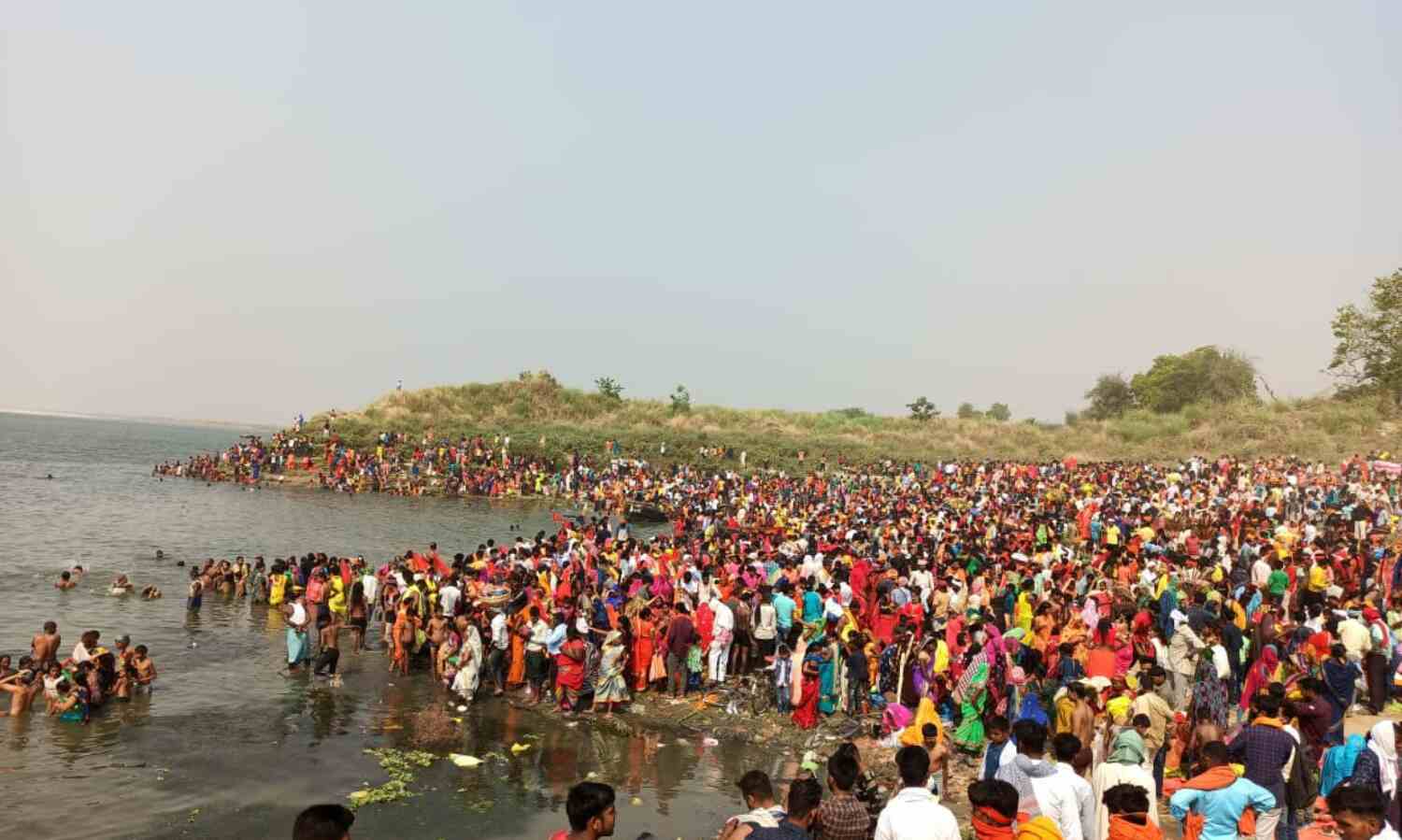 बलिया: गंगा किनारे फेल दिखी कोरोना गाइडलाइन