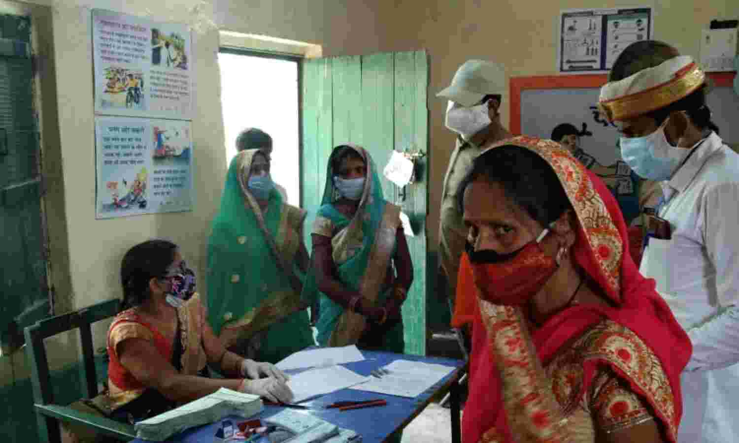 अम्बेडकरनगर: गांव की सरकार के लिए धूप को दरकिनार कर घरों से खूब निकले मतदाता