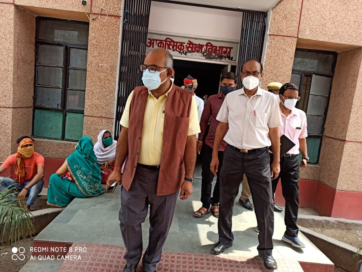 कानपुर देहात: जिला अस्पताल का डीएम ने किया निरीक्षण, डॉक्टर और मेडिकल स्टाफ मिले नदारद