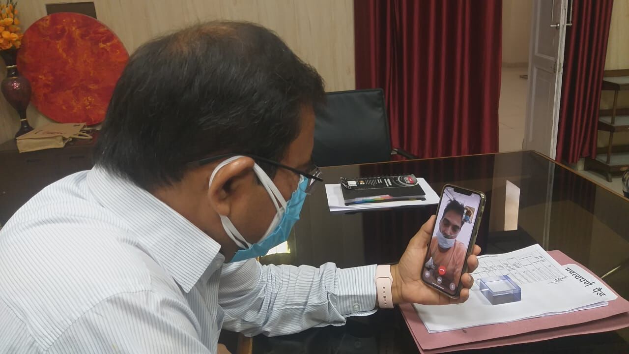 गोण्डा: वीडियो कॉल पर कोरोना मरीजों से सीधे बात कर रहे डीएम