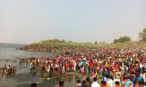 बलिया: गंगा किनारे फेल दिखी कोरोना गाइडलाइन