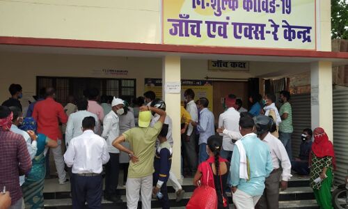 गोरखपुर: कोरोना जांच को उमड़ी भीड़, प्रोटोकॉल की उड़ीं धज्जियां