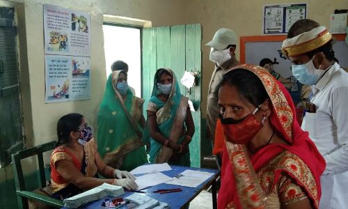 अम्बेडकरनगर: गांव की सरकार के लिए धूप को दरकिनार कर घरों से खूब निकले मतदाता