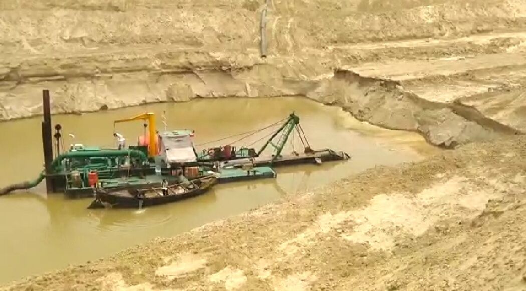 बलिया: काश्तकारों ने रोका ड्रेजिंग का कार्य, गंगा नदी की धारा मोड़ने वाली परियोजना पर लगा ब्रेक