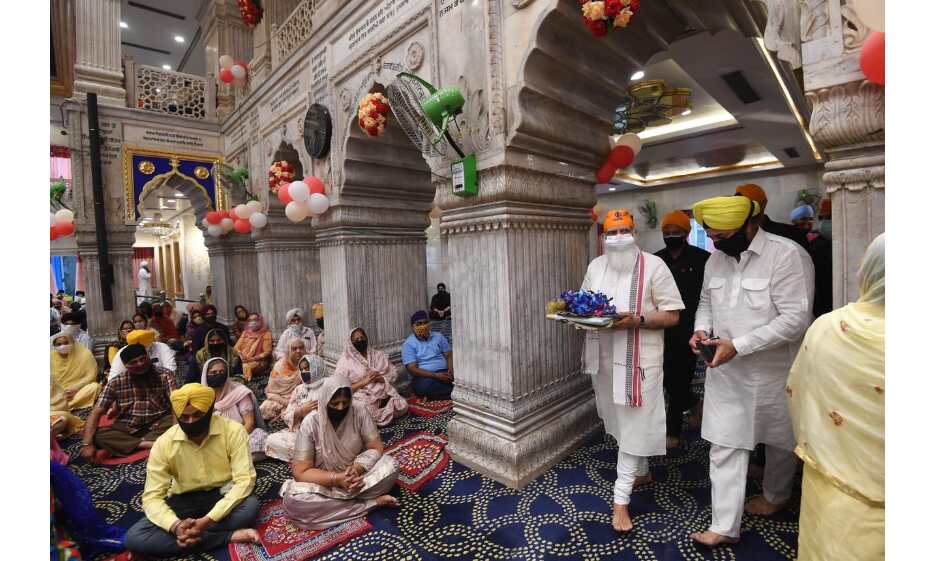प्रधानमंत्री मोदी पहुंचे शीशगंज गुरुद्वारा, मत्था टेका