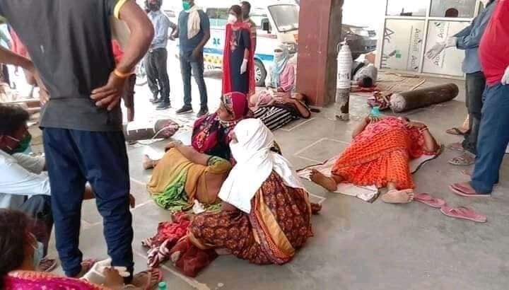 जौनपुर: जिला अस्पताल कोरोना पीड़ितों को उपचार देने में नाकाफी, जो कर रहा मदद उसपर हो रहा FIR जौनपुर: जिला अस्पताल कोरोना पीड़ितों को उपचार देने में नाकाफी, जो कर रहा मदद उसपर हो रहा FIR