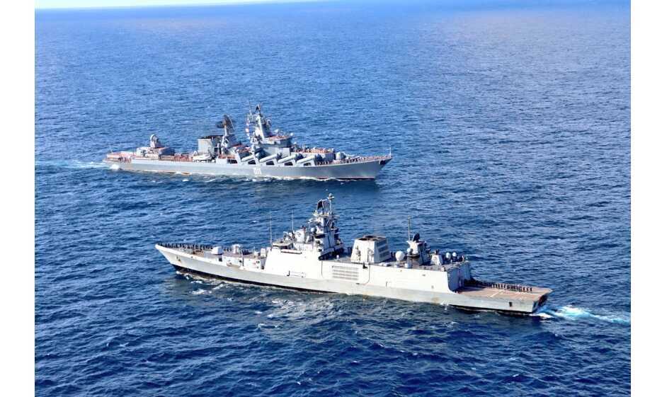 कोरोना से लड़ाई में नौसेना ने तैनात किए युद्धपोत, विदेशों से लाएंगे ऑक्सीजन टैंकर