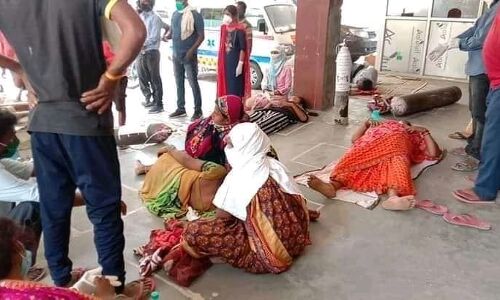 जौनपुर: जिला अस्पताल कोरोना पीड़ितों को उपचार देने में नाकाफी, जो कर रहा मदद उसपर हो रहा FIR