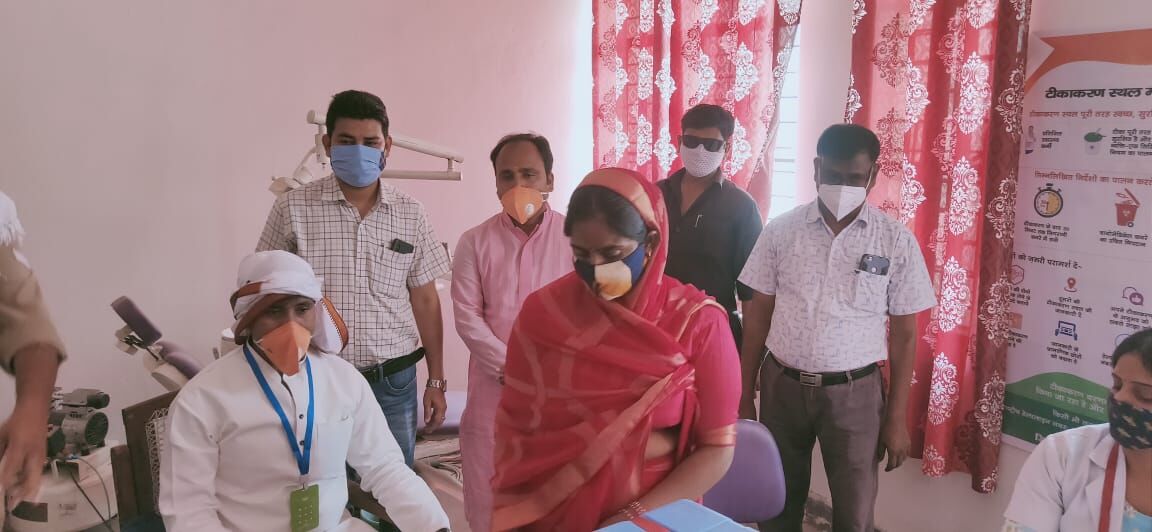 वाराणसी: 18 वर्ष से ऊपर के लाभार्थियों का टीकाकरण शुरू