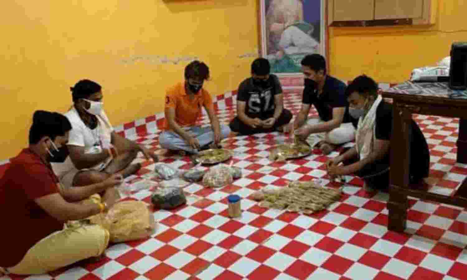 बहराइच: वातावरण और स्वास्थ्य सुरक्षा-संरक्षा के लिए RSS का विशेष अभियान, काढ़ा और हवन सामग्री कर रहा वितरित